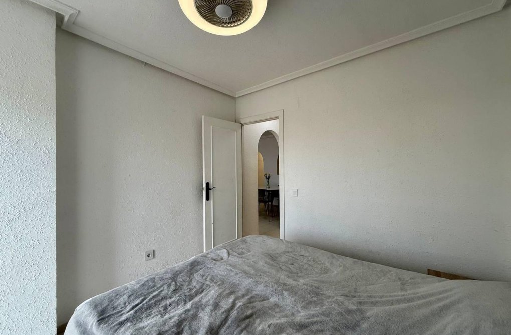 Resale - Apartment - Torrevieja - Acequion