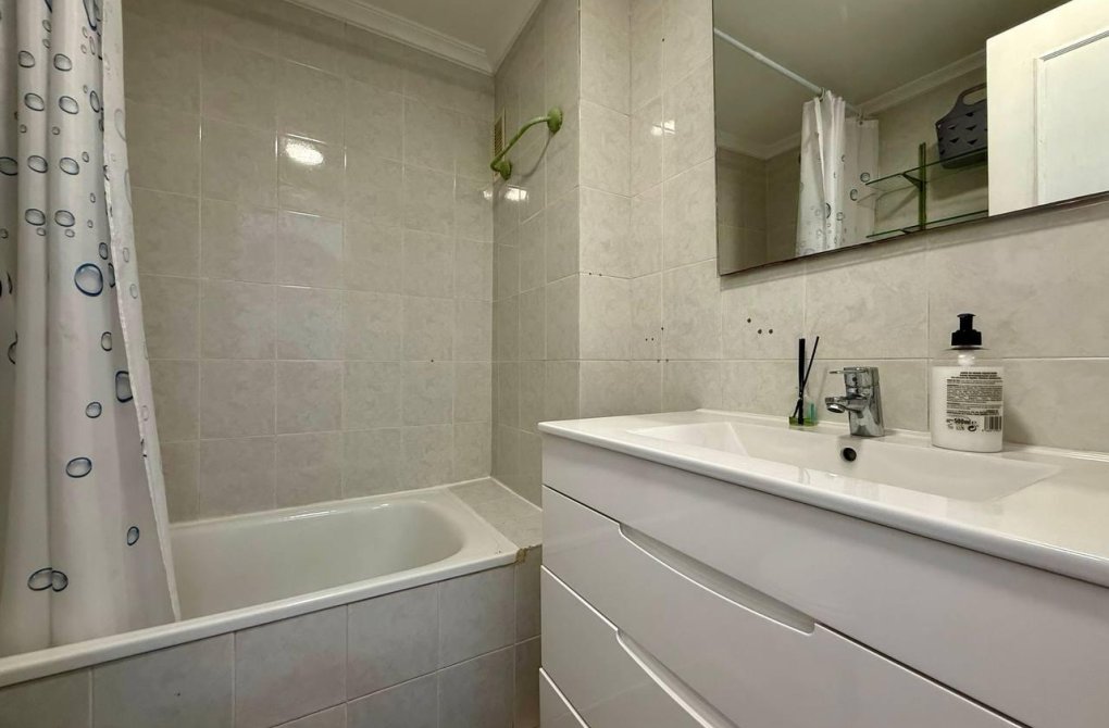 Resale - Apartment - Torrevieja - Acequion