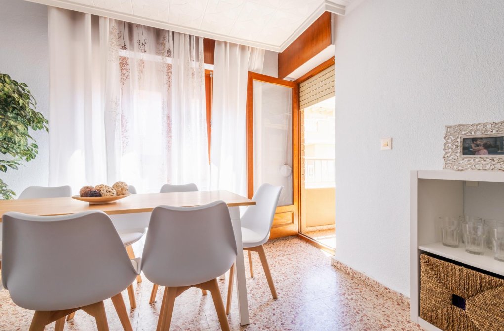 Resale - Apartamento - Torrevieja - Playa de los Naufragos