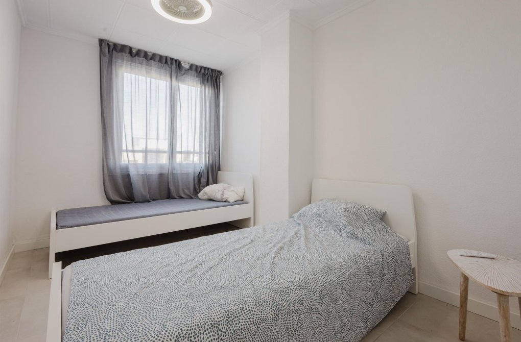 Resale - Apartamento - Torrevieja - Playa del Acequión