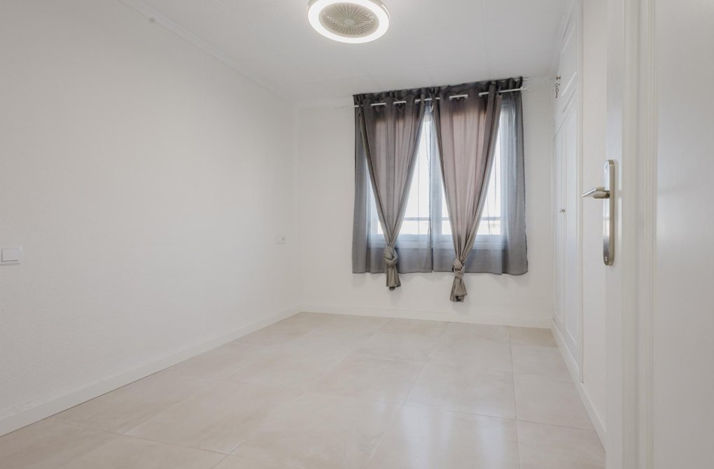 Resale - Apartamento - Torrevieja - Playa del Acequión