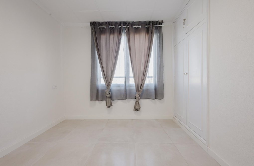 Resale - Apartamento - Torrevieja - Playa del Acequión