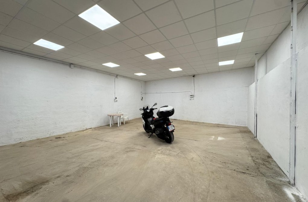 Resale - Industrial unit - Torrevieja - Centro