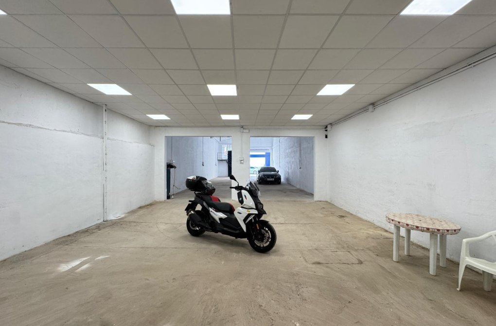 Resale - Industrial unit - Torrevieja - Centro
