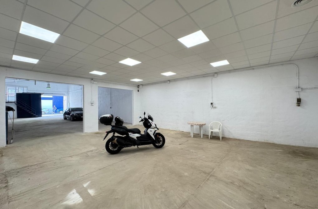Resale - Industrial unit - Torrevieja - Centro