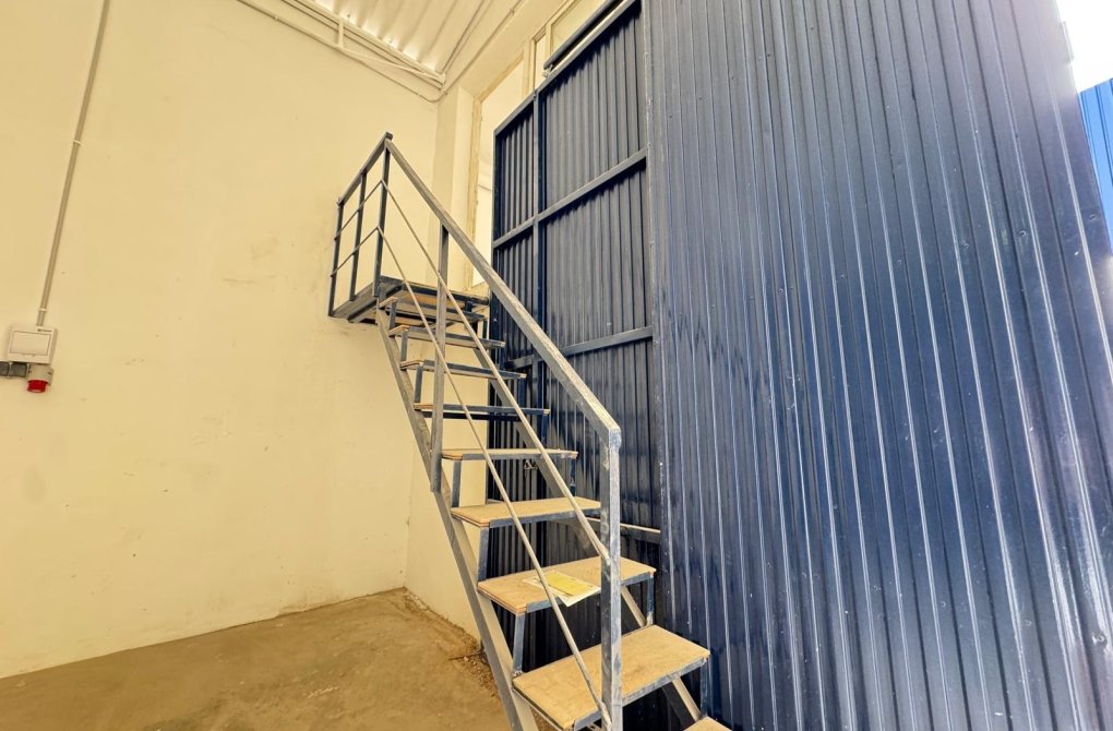 Resale - Industrial unit - Torrevieja - Centro