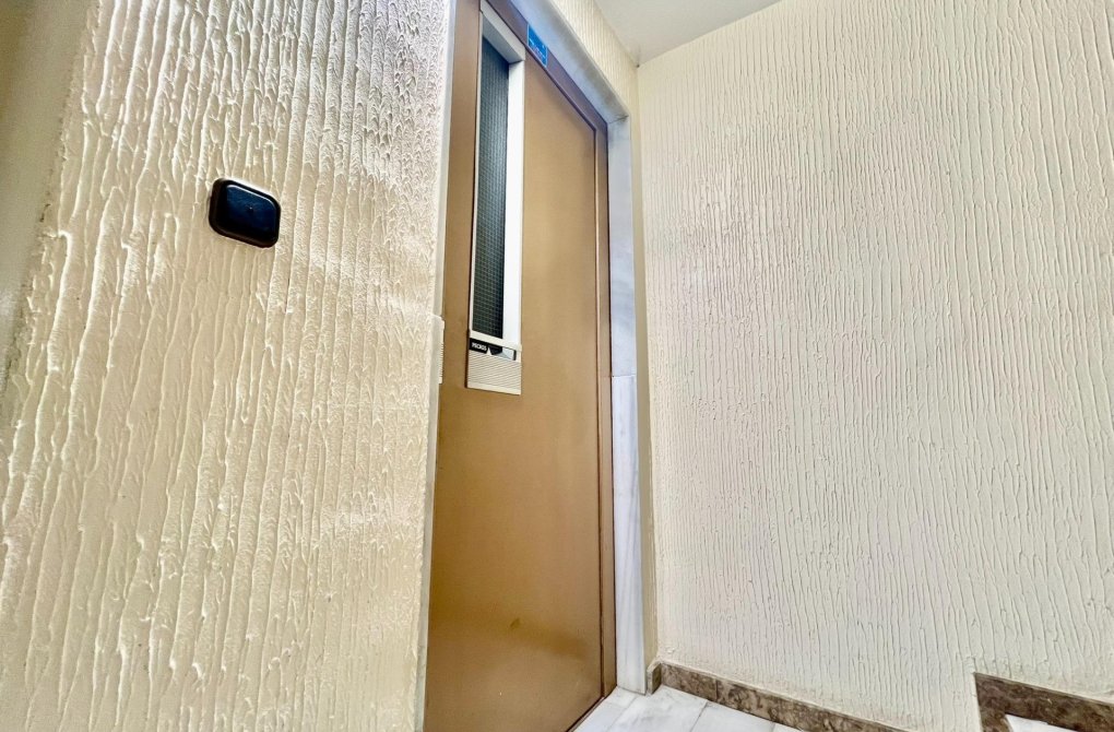 Resale - Apartment - Torrevieja - Las Piscinas Naturales