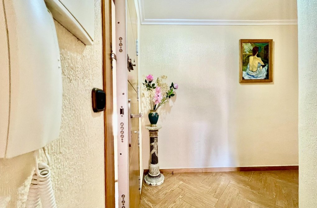 Resale - Apartment - Torrevieja - Las Piscinas Naturales