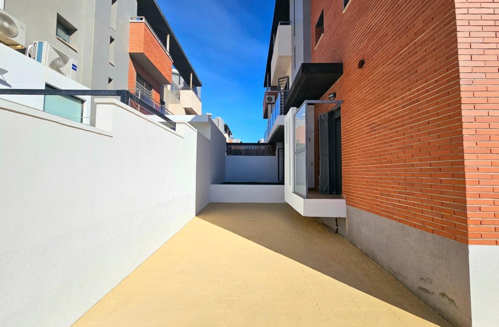 Resale - Chalet - Torrevieja - Aguas Nuevas