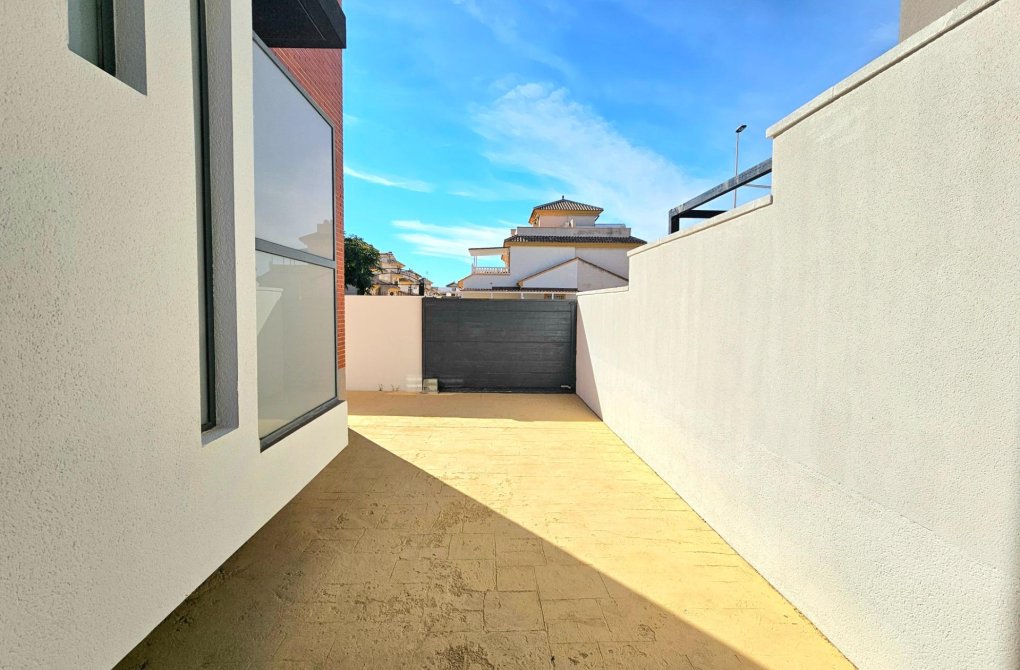 Resale - Chalet - Torrevieja - Aguas Nuevas