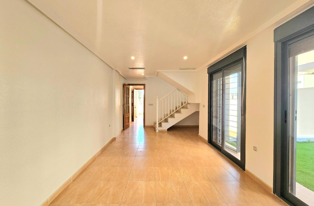 Resale - Chalet - Torrevieja - Aguas Nuevas