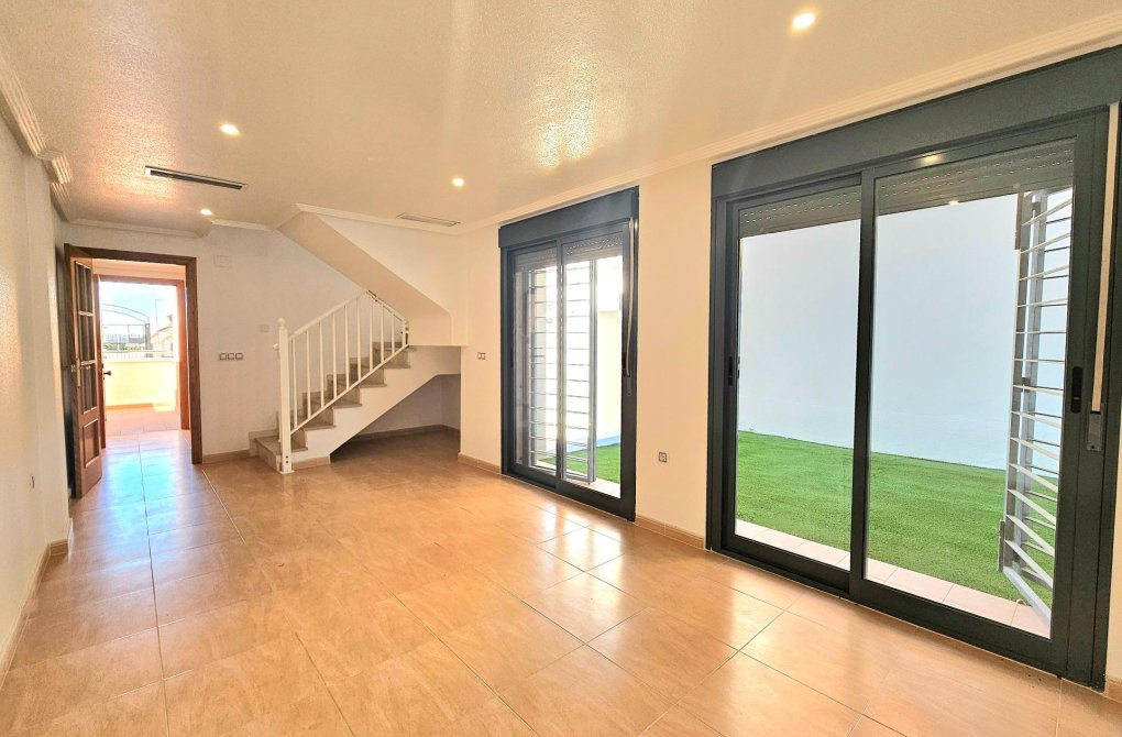 Resale - Chalet - Torrevieja - Aguas Nuevas