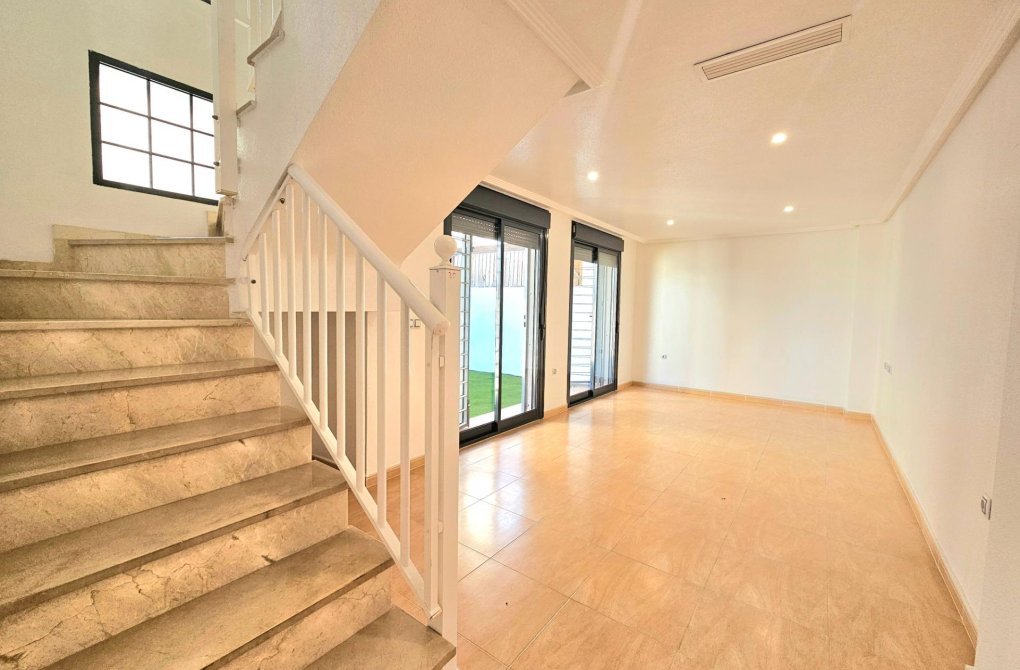 Resale - Chalet - Torrevieja - Aguas Nuevas