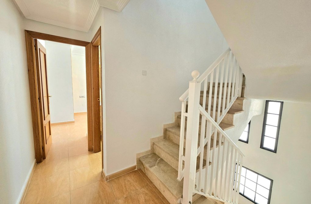 Resale - Chalet - Torrevieja - Aguas Nuevas