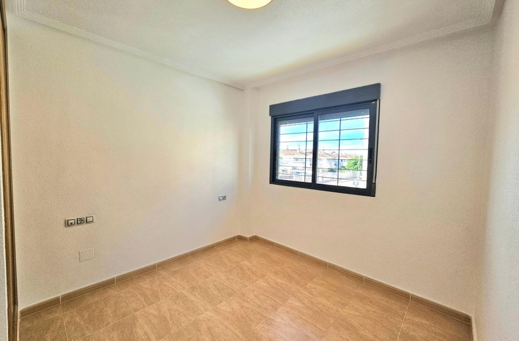 Resale - Chalet - Torrevieja - Aguas Nuevas