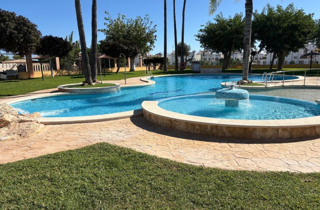 Resale - Bungalow - Orihuela Costa - Los Almendros-La Florida