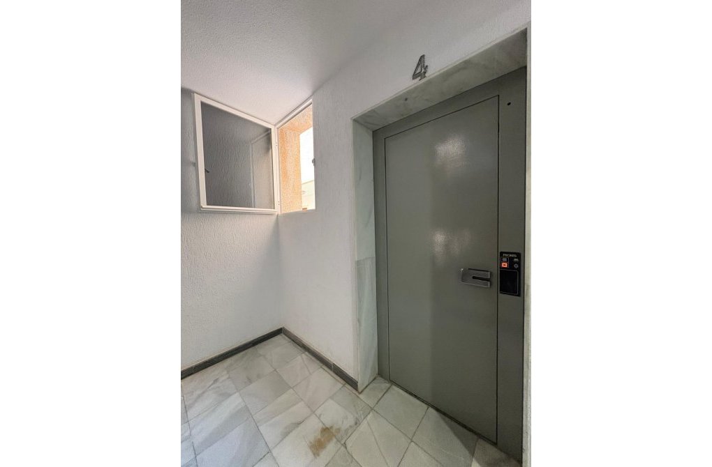 Resale - Apartment - Torrevieja - Playa del cura