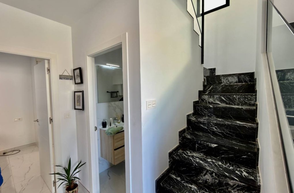 Resale - Villa - Los Montesinos - La Herrada