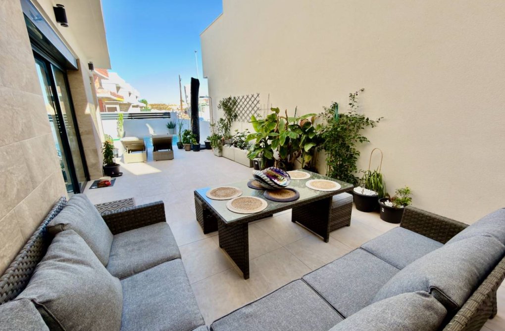 Resale - Villa - Los Montesinos - La Herrada