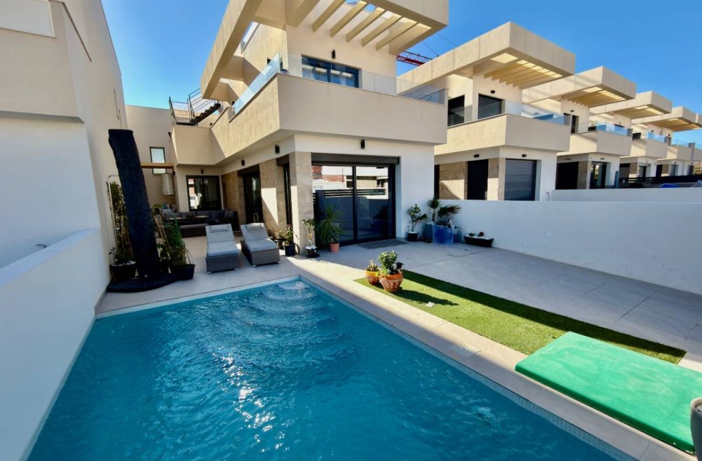 Resale - Villa - Los Montesinos - La Herrada