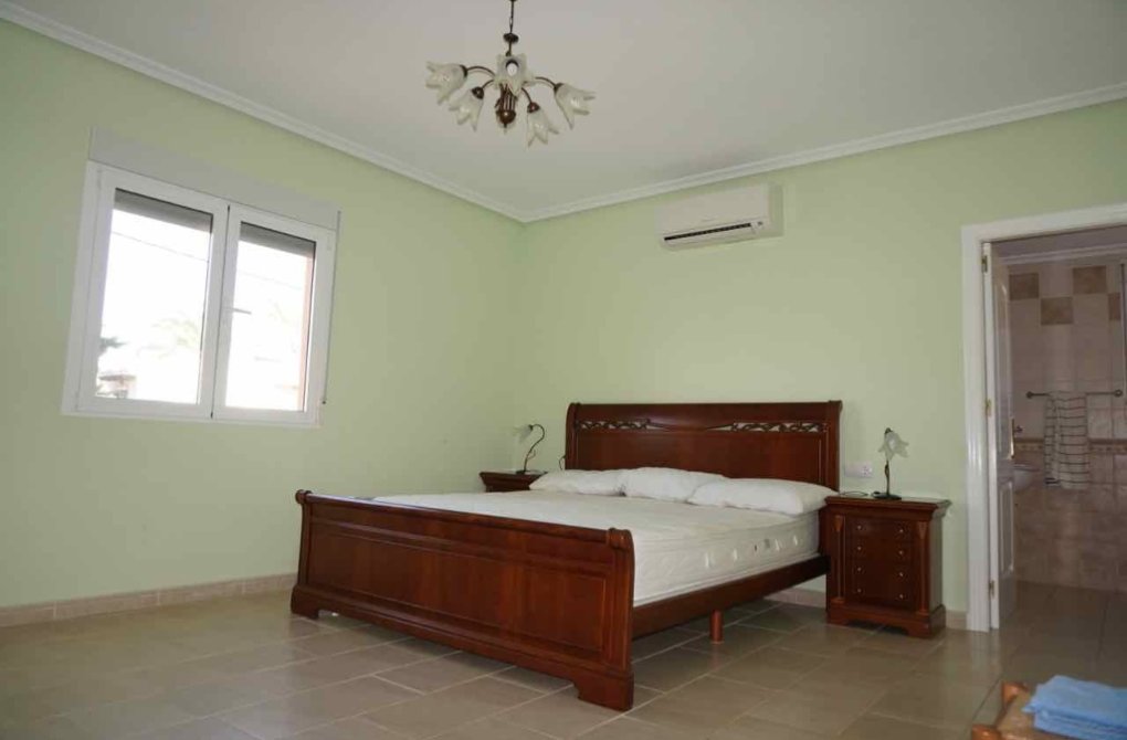 Resale - Villa - Cabo Roig