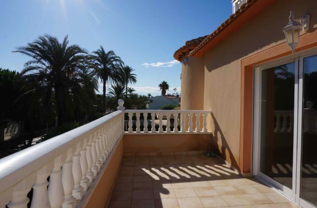 Resale - Villa - Cabo Roig