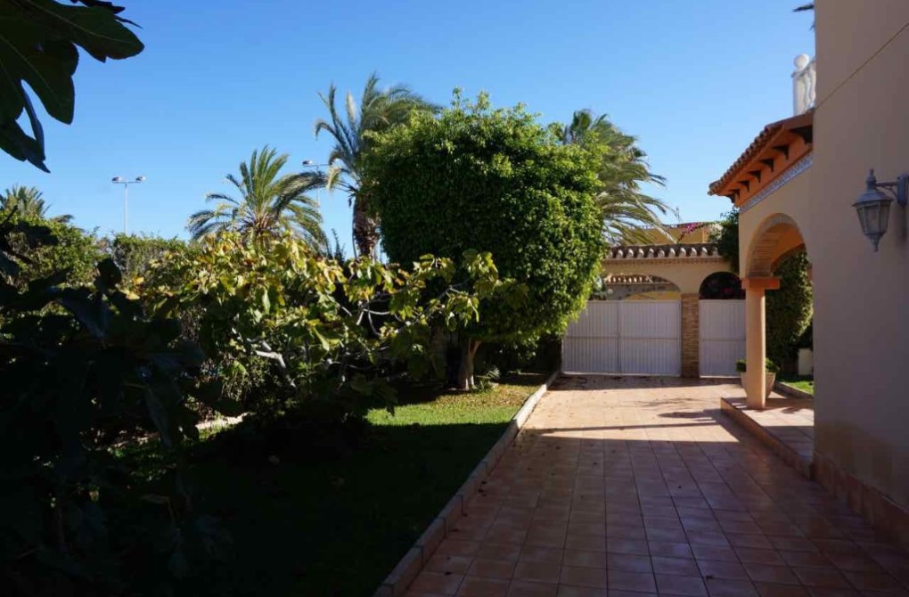 Resale - Villa - Cabo Roig