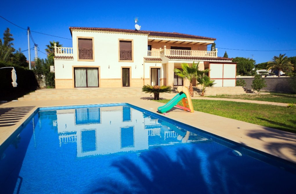 Resale - Villa - Cabo Roig