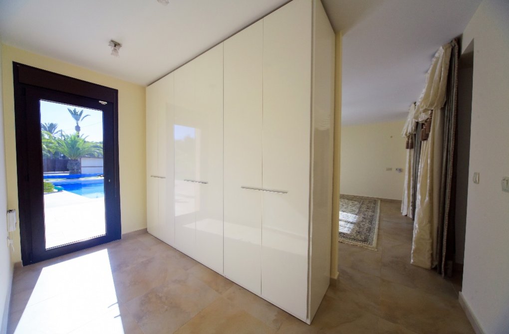 Resale - Villa - Cabo Roig