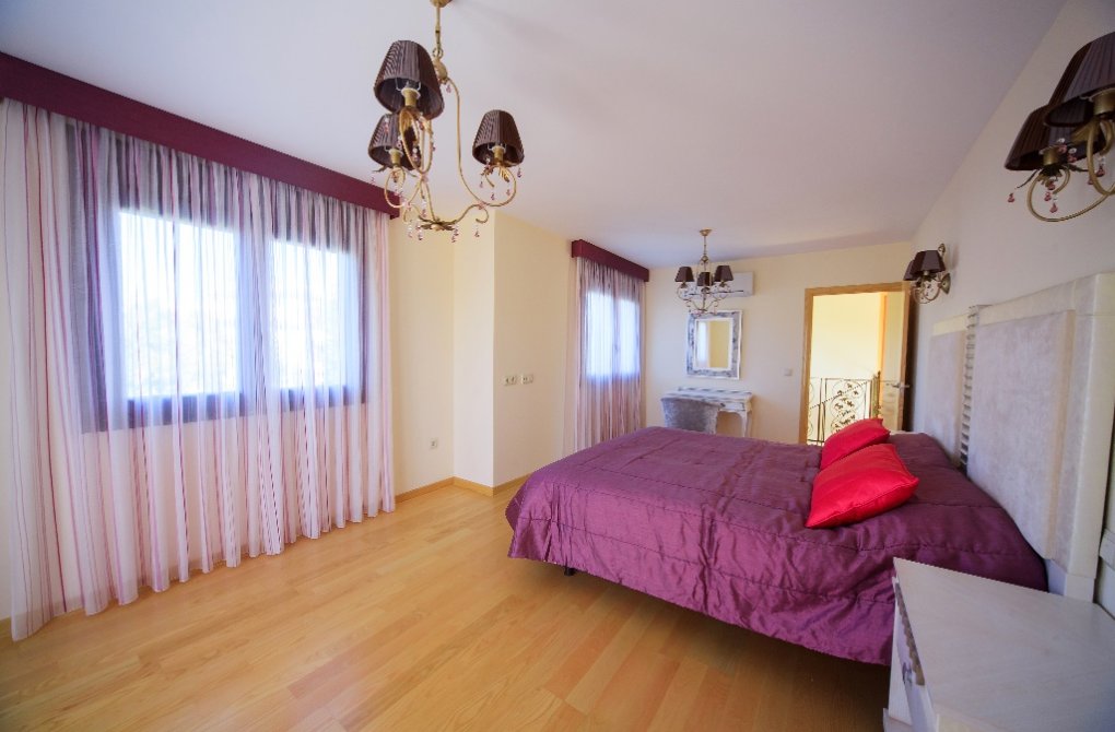 Resale - Villa - Cabo Roig