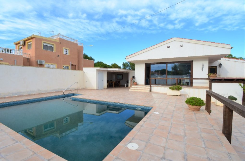 Resale - Villa - Pinar de Campoverde