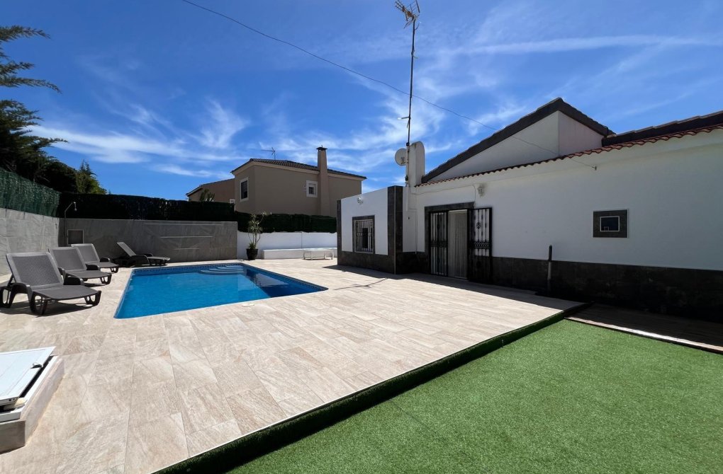 Odsprzedaż - Villa - Torrevieja - Los altos