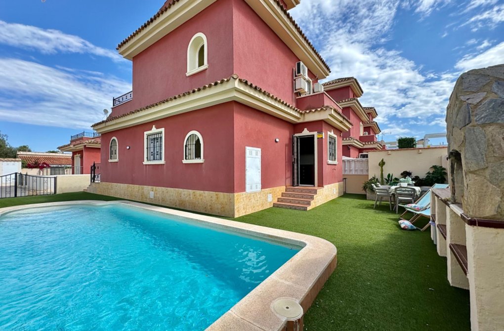 Resale - Villa - Orihuela Costa - La Zenia