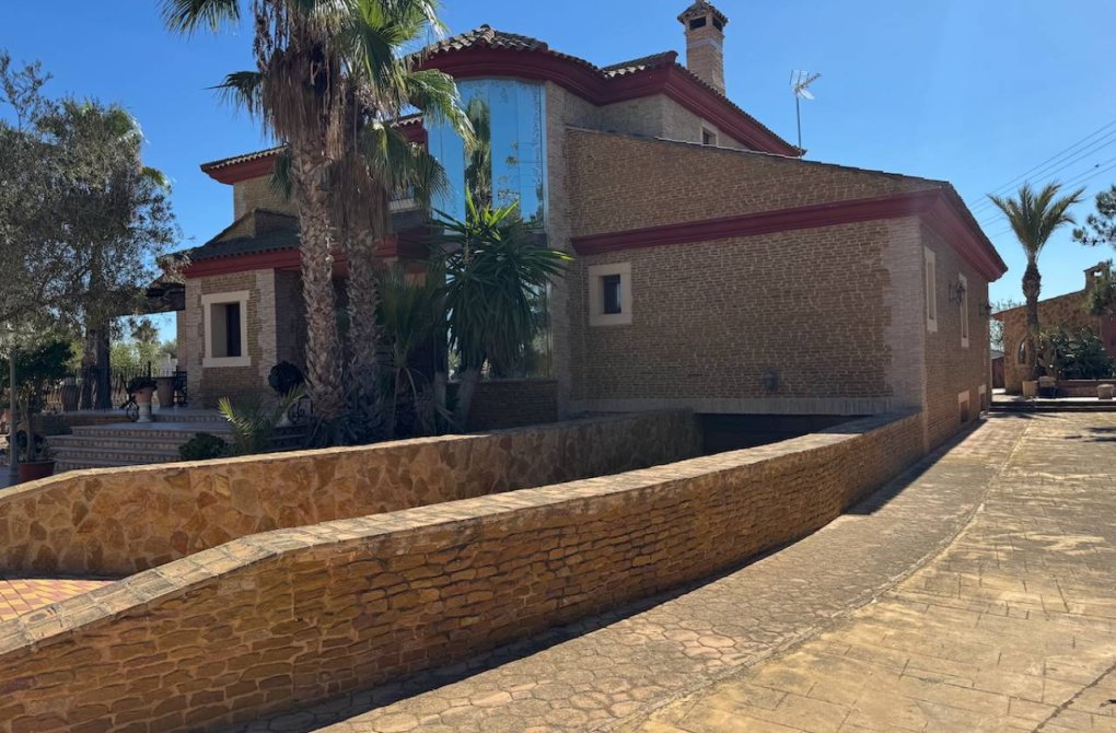 Reventa - Finca / Propiedad de Campo - Los Montesinos