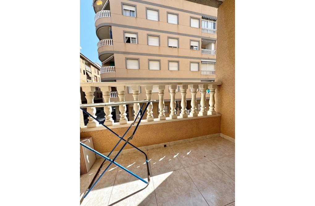 Resale - Apartment - Torrevieja - Acequion