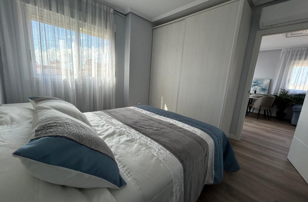 Resale - Apartment - Torrevieja - Calas blanca