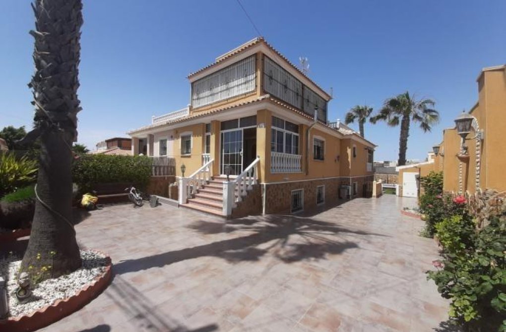 Resale - Villa - Torrevieja - Aguas Nuevas