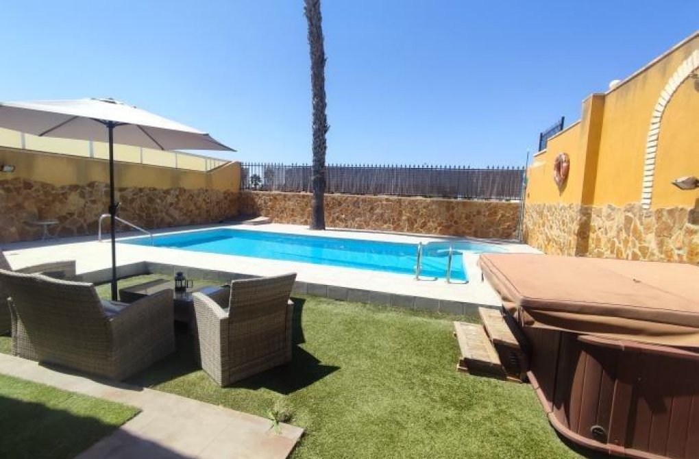 Resale - Villa - Torrevieja - Aguas Nuevas