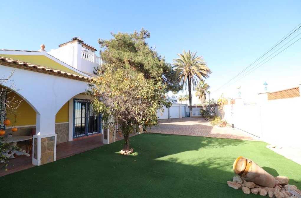 Resale - Chalet - Orihuela Costa - Los Dolses