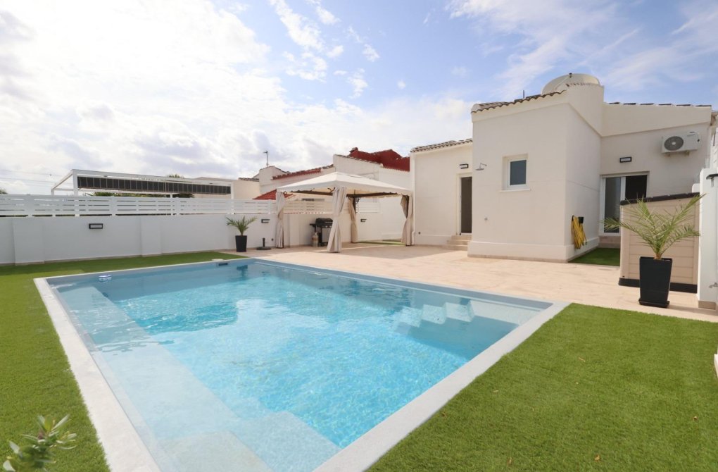 Resale - Chalet - Torrevieja - San luis